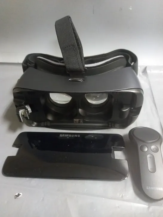 SAMSUNG GEAR VR WITH CONTROLLER