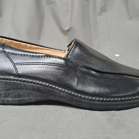 BOXED PAIR OF SUEVE.S LOW WEDGE SLIP-ON FAUX LEATHER SHOES IN BLACK EU SIZE 36