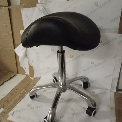 SWIVEL STOOL ON WHEELS, BLACK