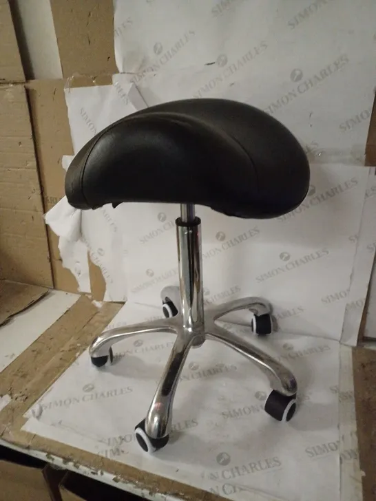 SWIVEL STOOL ON WHEELS, BLACK