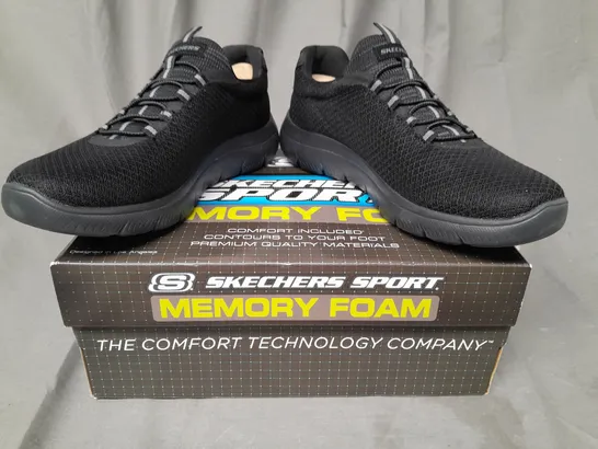 BOXED PAIR OF SKECHERS LITE-WEIGHT TRAINERS IN BLACK UK SIZE 7.5