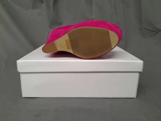 BOXED PAIR OF KOI COUTURE HR5 PLATFORM HIGH WEDGE FAUX SUEDE SHOES IN FUCHSIA SIZE 6