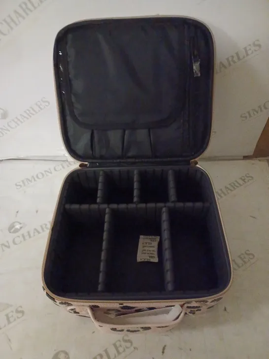 TILI LEOPARD PRINT MAKE-UP ORGANISER MEDIUM VANITY CASE