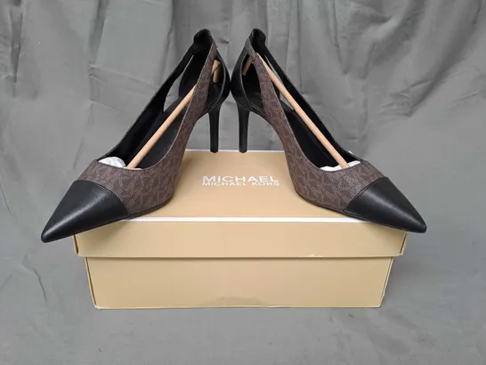 BOXED PAIR OF MICHAEL KORS ADLINE HEELED PUMPS IN BROWN SIZE 6.5