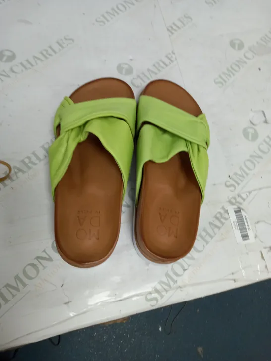 BOXED MODA IN PELLE GREEN SANDALS SIZE 36