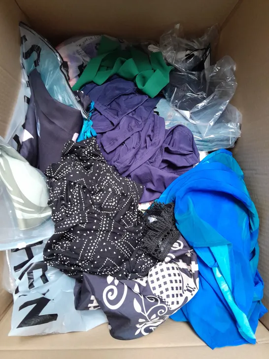 BOX OF APPROXIMATELY 25 ASSORTED CLOTHING ITEMS TO INCLUDE DRESSES, SKIRT, JACKET ETC