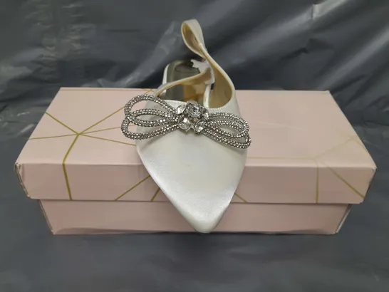 BOXED PAIR OF ESSEX GLAM POINTED TOE FLAT SHOES IN IVORY SATIN UK SIZE 6