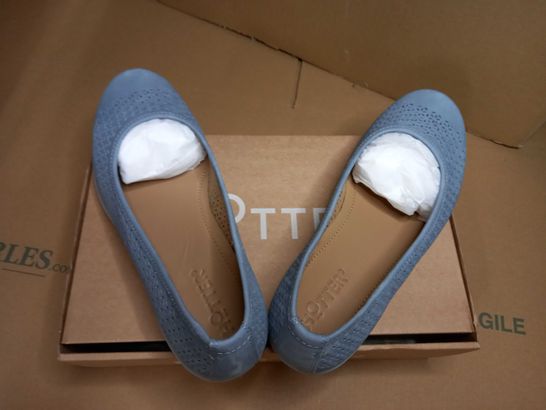 BOXED PAIR OF HOTTER SOFT BLUE PUMPS - SIZE 5.5