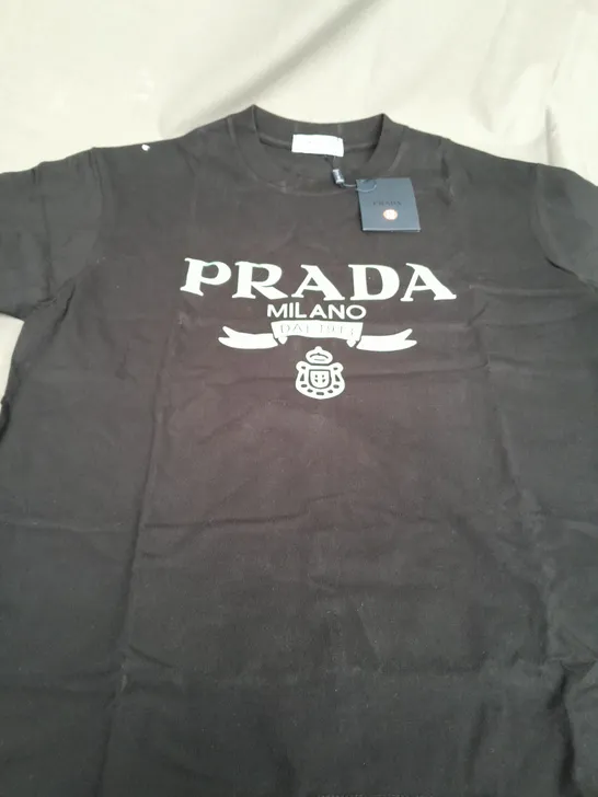 PRADA MILANO GREEN LOGO BLACK T-SHIRT - MEDIUM