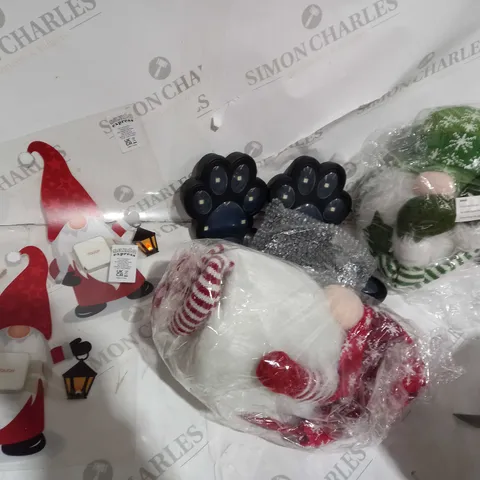 BOX OF APPROXIMATELY 5 ASSORTED ITEMS TO INCLUDE PAW GARDEN LIGHTS, SANTA PICTURES, ELF TOYS ETC