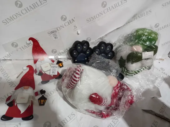 BOX OF APPROXIMATELY 5 ASSORTED ITEMS TO INCLUDE PAW GARDEN LIGHTS, SANTA PICTURES, ELF TOYS ETC