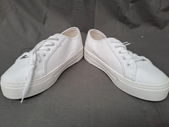 PAIR OF LEVI'S SHOES IN WHITE UK SIZE 5