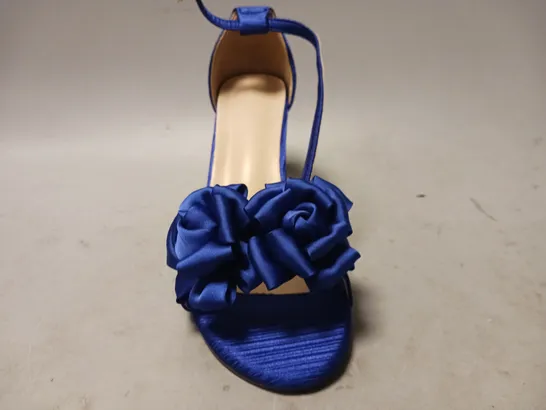 BOXED PAIR OF DESIGNER OPEN TOE BLOCK HEEL SHOES IN SAPPHIRE BLUE W. BOW DETAIL EU SIZE 40