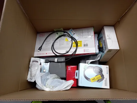 BOX OF APPROX 30 ASSORTED ELECTRICAL ITEMS TOO INCLUDE EARPHONES, RADIO AND KEYBOARD