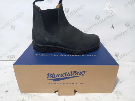 BOXED PAIR OF BLUNDSTONE THERMAL ELASTIC SIDED BOOTS IN DARK GREEN UK SIZE 6