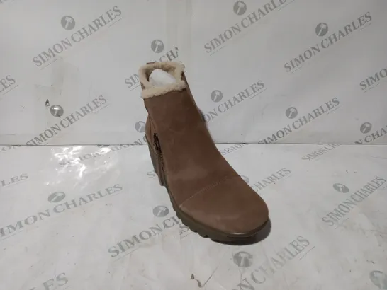 BOXED PAIR OF SKECHERS ANKLE BOOTS IN MUSHROOM UK SIZE 8