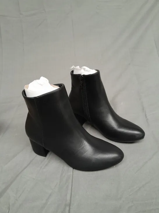 BOXED PAIR OF BOOHOOMAN BASIC BLOCK HEEL SHOE BOOT BLACK SIZE 4 