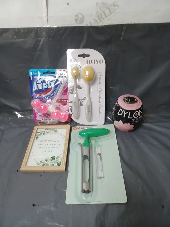 BOX OF APPROXIMATELY 20 ASSORTED HOUSEHOLD ITEMS TO INCLUDE FABRIC DYE, TOILET BLOCK AND BEAUTY BLENDERS