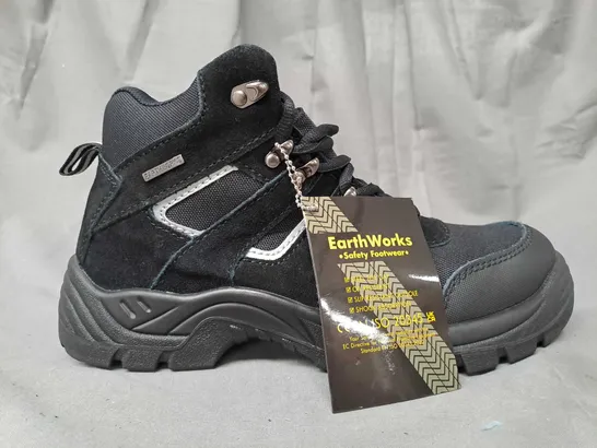 PAIR OF EARTHWORKS SAFETY BOOTS IN BLACK UK SIZE 9