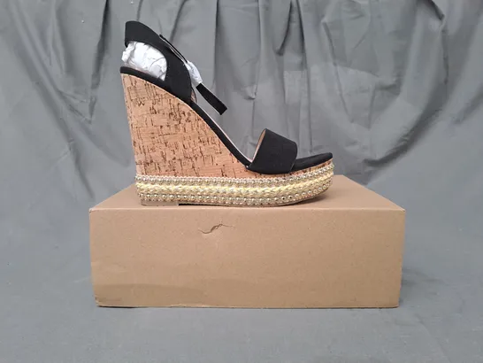 BOXED PAIR OF BOOHOO STUDDED CORK OPEN TOE WEDGE SANDALS IN BLACK SIZE 5