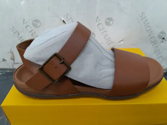 BOXED STRIVE CARASANDALS IN TAN - UK 7 