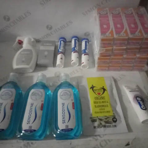 GROUP OF APPROX 10 ASSORTED HEALTH ITEMS TO INCLUDE TOOTHPASTE, MOUTHWASH, SUNSPRAY ETC