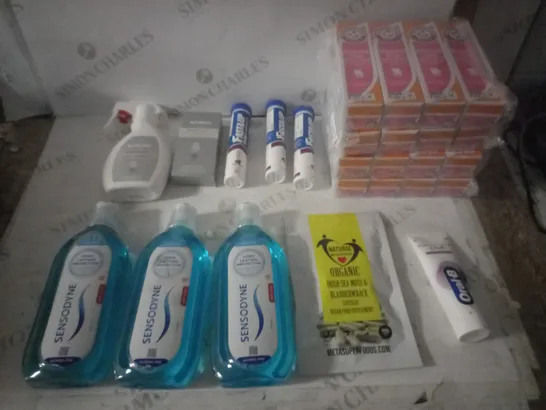 GROUP OF APPROX 10 ASSORTED HEALTH ITEMS TO INCLUDE TOOTHPASTE, MOUTHWASH, SUNSPRAY ETC