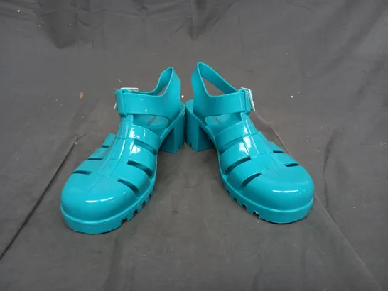 A SINGLE PAIR OF BLUE HEELS/SANDALS IN BLUE. ONE SIZE