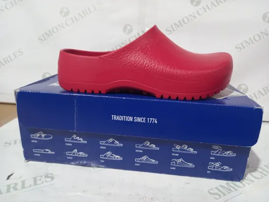 BOXED PAIR OF BIRKENSTOCK SUPER BIRKI CLOGS IN RED UK SIZE 4.5