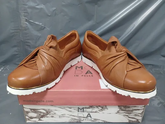 BOXED MODA IN PELLE ANETTE LEATHER BOW TWIST UPPER WITH FLEX SOLE TRAINERS IN TAN - SIZE 40