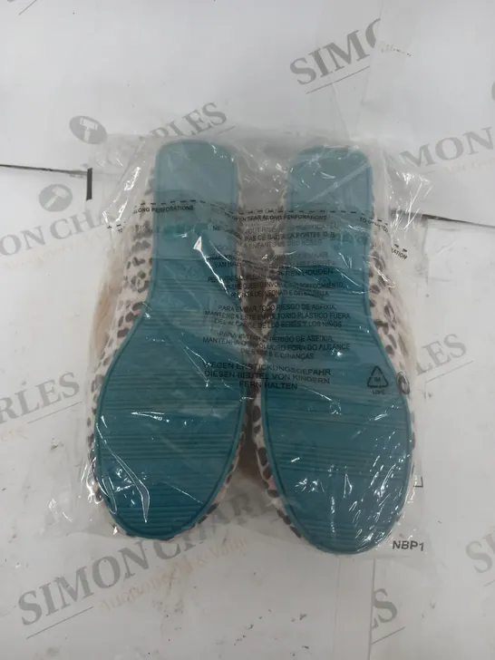 BROWN AND TEAL LEOPORD PRINT SLIPPERS