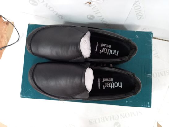BOXED PAIR OF HOTTER BLACK SEAM SHOES - UK 6