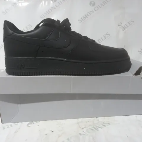 BOXED PAIR OF NIKE AIR FORCE 1 SHOES IN BLACK UK SIZE 11