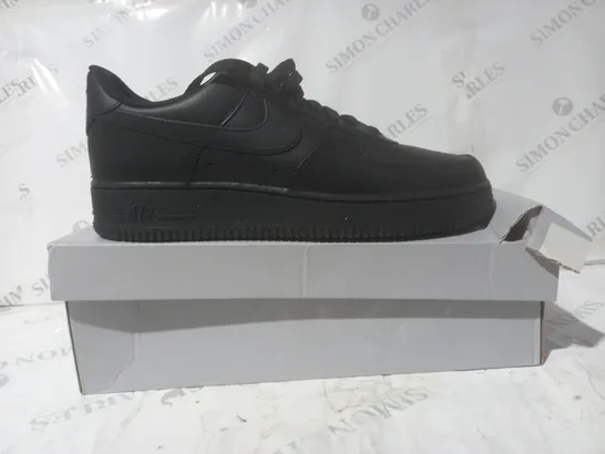 BOXED PAIR OF NIKE AIR FORCE 1 SHOES IN BLACK UK SIZE 11