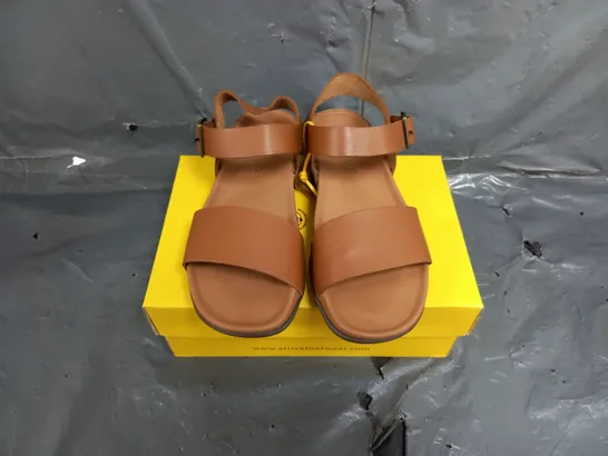 BOXED STRIVE LEATHER CARA SANDALS SIZE 6