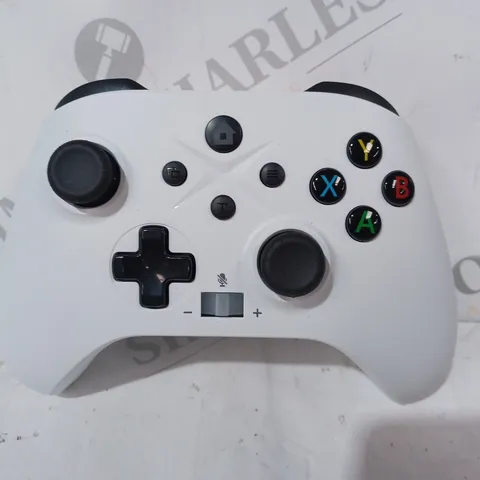 BOXED UNBRANDED WIRELESS GAMING CONTROLLER IN WHITE