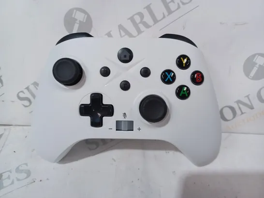 BOXED UNBRANDED WIRELESS GAMING CONTROLLER IN WHITE