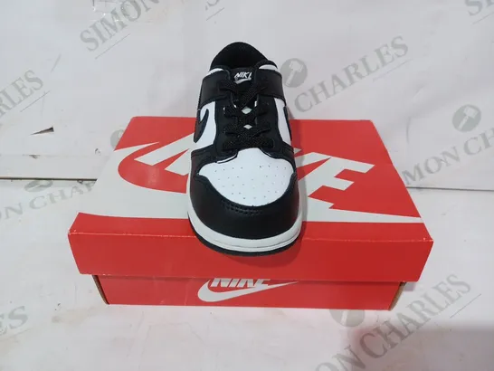 BOXED PAIR OF NIKE DUNK LOW KIDS SHOES IN BLACK/WHITE UK SIZE 7.5