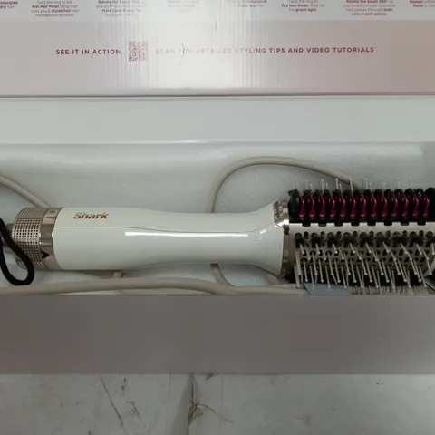 BOXED SHARK SMOOTHSTYLE HOT BRUSH & SMOOTHING COMB