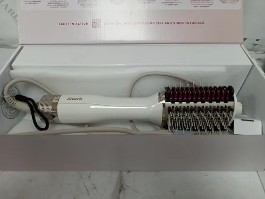 BOXED SHARK SMOOTHSTYLE HOT BRUSH & SMOOTHING COMB