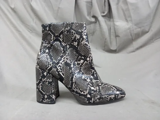 BOXED PAIR OF STEVE MADDEN ANKLE BOOTS IN GREY/OTHER SNAKE EU SIZE 41