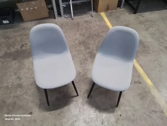 A PAIR OF MOSE FABRIC UPHOLSTERED SIDE CHAIRS IN GREY 