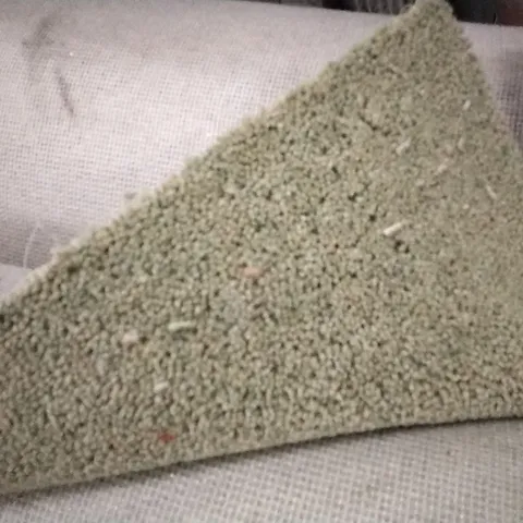 ROLL OF QUALITY CARPET RUNNER GREEN APPROXIMATELY 1M X SIZE UNSPECIFIED 