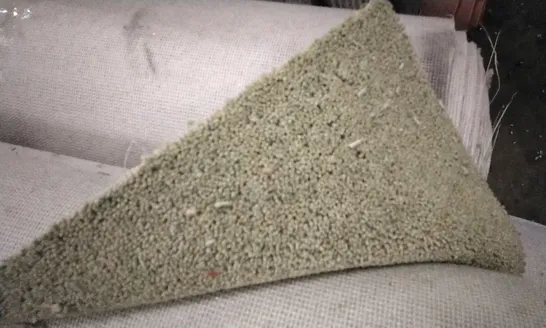 ROLL OF QUALITY CARPET RUNNER GREEN APPROXIMATELY 1M X SIZE UNSPECIFIED 