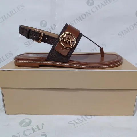 BOXED PAIR OF MICHAEL KORS OPEN TOE T-STRAP FLAT SANDALS IN BROWN US SIZE 8M