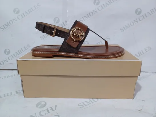 BOXED PAIR OF MICHAEL KORS OPEN TOE T-STRAP FLAT SANDALS IN BROWN US SIZE 8M