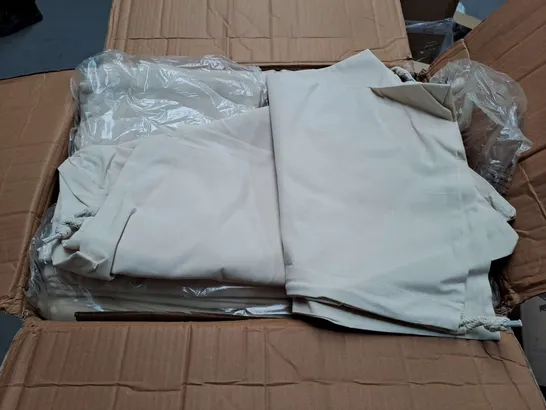 LOT OF APPROXIMATELY 125 CREAM FABRIC DRAW STRING SACKS - SACK SIZE APPROXIMATELY 74X50CM