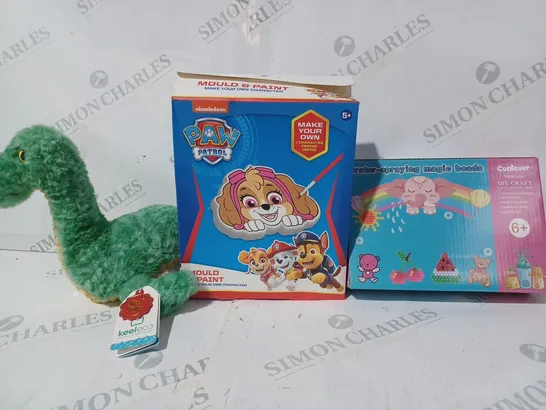 BOX OF APPROXIMATELY 20 ASSORTED TOYS AND GAMES TO INCLUDE WATER-SPRAYING MAGIC BEADS, PAW PATROL MOULD & PAINT, KEEL SOFT PLUSH TOY, ETC