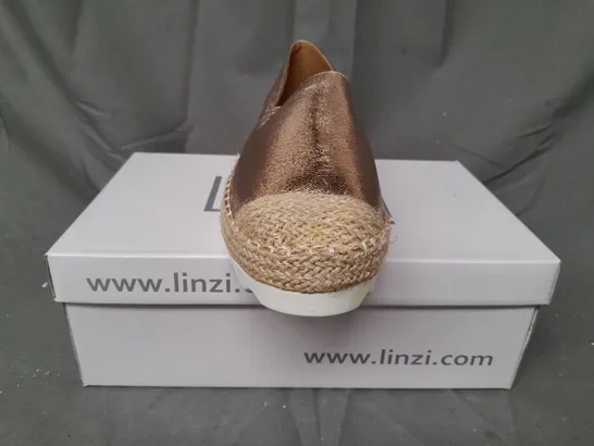 BOX OF APPROXIMATELY 10 BOXED PAIRS OF LINZI SLIP-ON SHOES IN ROSE GOLD - VARIOUS SIZES