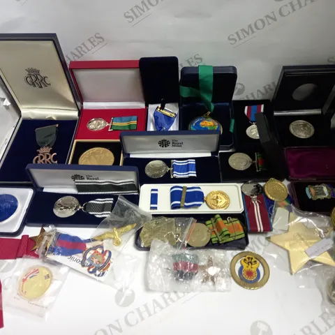 LOT OF APPROXIMATELY 35 COMMERATIVE MEDALS & SERVICE MEDALS TO INCLUDE 20 YEAR GOODWOOD RACING MEMBER BADGE, THE QUEENS PLATINUM JUBILEE MEDAL, POLICE SERVICE MEDAL, ETC